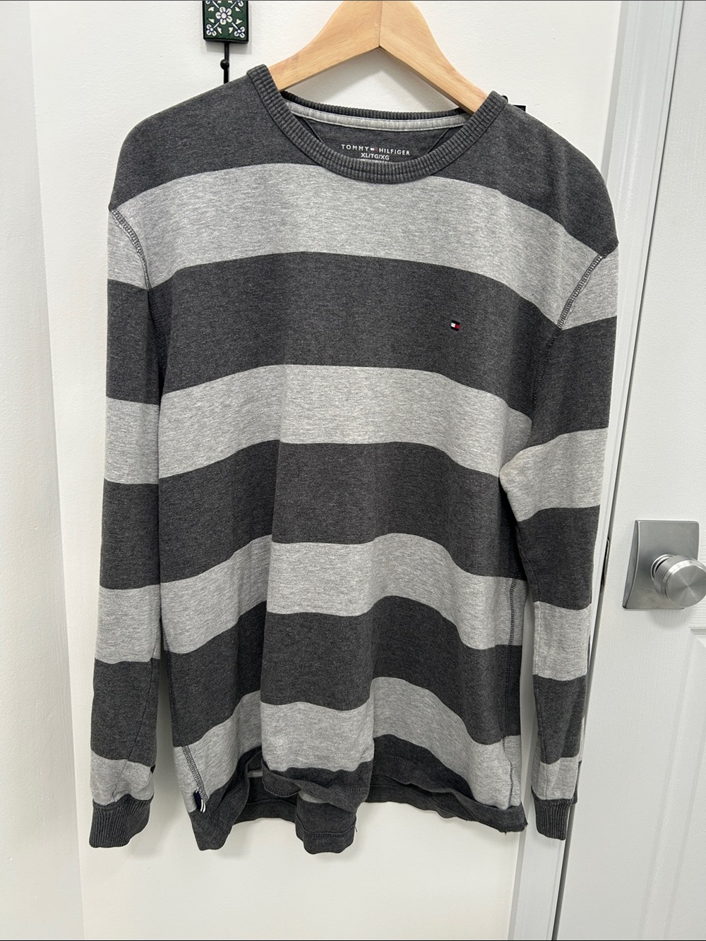 Tommy Hilfiger Men's Charcoal and Light Gray Wide-Stripe Crewneck Sweatshirt